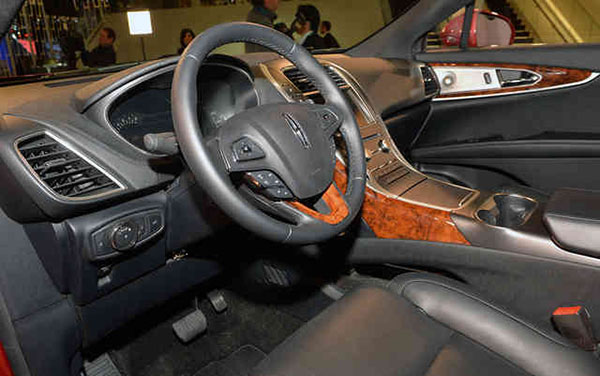 5785026_16-2016-lincoln-mkx-detroit-1.jpg