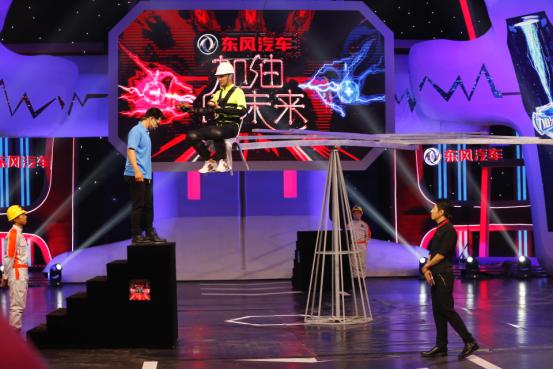 說明: 羽毛塔載人