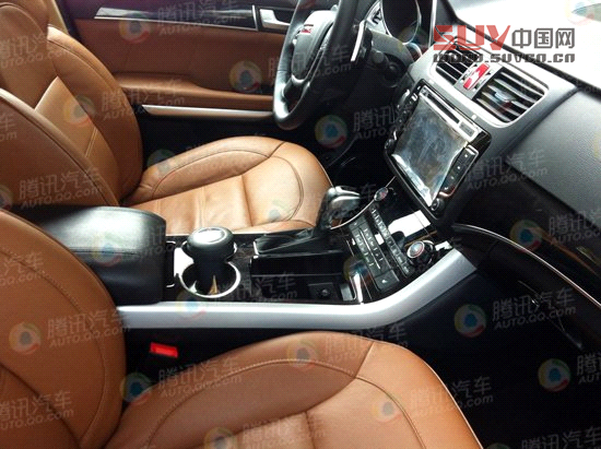 作為一家在國內(nèi)專注于打造SUV車型的企業(yè)，長城汽車算是自主品牌中SUV車型的專家。所以，其新推出的SUV車型都會(huì)受到市場的關(guān)注。日前，我們就獲得了一組長城旗下目前定位最高的哈弗H8的無偽測試諜照。從諜照沒有偽裝的情況來看，這款長城汽車的SUV新旗艦即將正式發(fā)布到來。