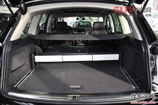 作為公商務(wù)用車的標(biāo)志性品牌,奧迪一直是嚴(yán)肅和穩(wěn)重的代名詞。雖然奧迪Q7的3.0TFSI發(fā)動(dòng)機(jī)更趨向于公里性能,但奧迪當(dāng)家的quattro全時(shí)四驅(qū)技術(shù)保障了其超強(qiáng)的越野能力。