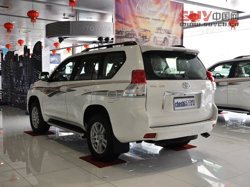 一汽豐田 4.0L AT 車輛左后45度視角