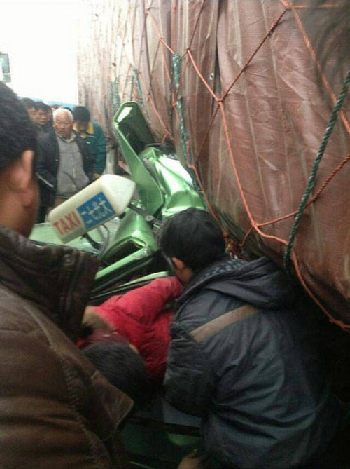 鄭州兩大車夾扁出租車 女司機當場身亡