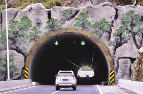 開車回家 進(jìn)出隧道口務(wù)必減速不要超車