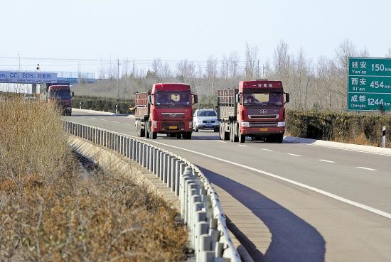 五一出行救命帖 7招教你避讓大貨車