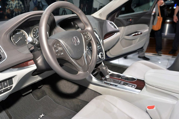 謳歌TLX